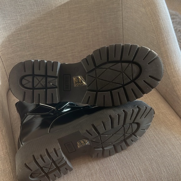 Mauve monk strap lug sole boots size 40- gently used - Picture 3 of 4